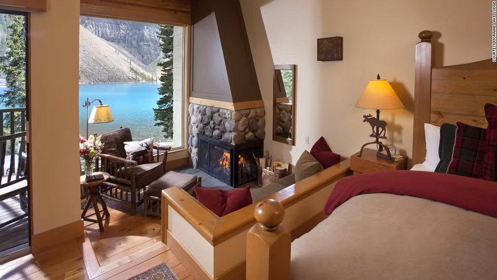 5. Moraine Lake Lodge, Canada: Nằm bên cạnh hồ Moraine trong Vườn quốc gia Banff, khu nghỉ dưỡng này không có ti vi, không có internet... nên là nơi lý tưởng cho những du khách muốn tách biệt hoàn toàn với thế giới bên ngoài để hòa mình vào thiên nhiên hoang dã. Từ tháng 6 đến tháng 10 là khoảng thời gian hồ Moraine khoe vẻ đẹp kiêu sa của mình với du khách.