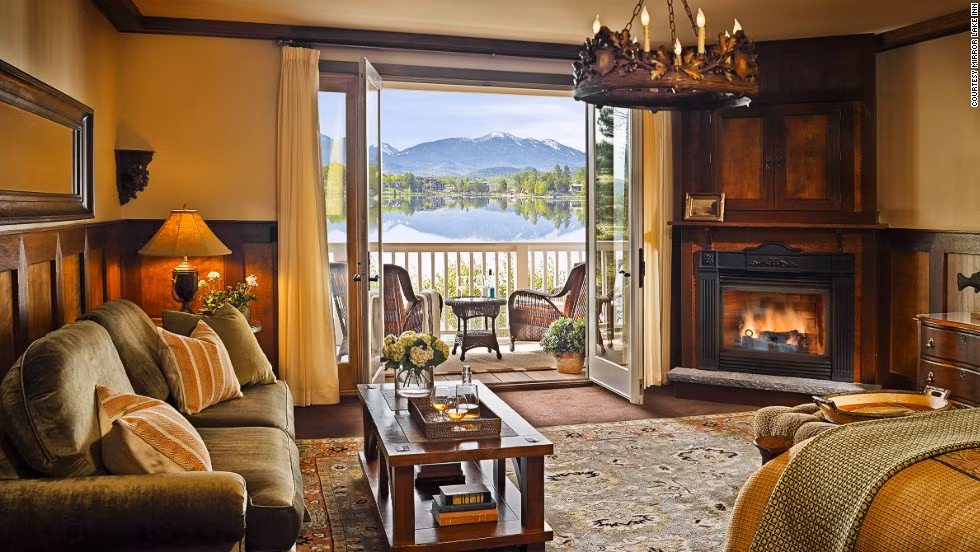 3. Khách sạn Mirror Lake Inn, New York (Mỹ): Nằm bên bờ hồ Mirror, New York, Mirror Lake Inn có tuổi đời 125 năm là một điểm đến quen thuộc với du khách từ khắp nơi trên thế giới. Trước đây, khu nghỉ dưỡng ven hồ này từng đón tiếp các vận động viên ở Thế vận hội 1932. Không chỉ là nơi lý tưởng để bạn nghỉ dưỡng, nơi đây còn cung cấp nhiều hoạt động giải trí như chèo truyền Kayak, đi cano hay trượt tuyết....
