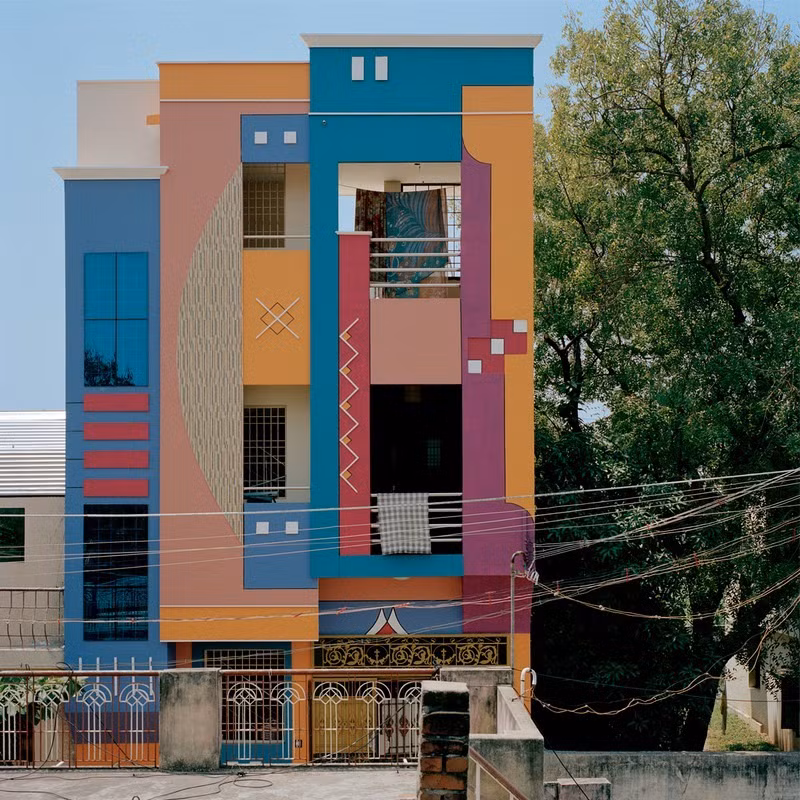 Loạt nhà màu mè này có một sự tương đồng đáng kinh ngạc với lối kiến trúc nghệ thuật của Italy thời xưa được gọi là Memphis. Memphis do kiến trúc sư người Ý Ettore Sottsass sáng tạo ra vào năm 1980.