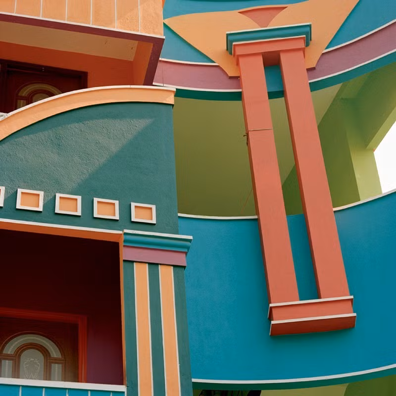 Thế nhưng, những ngôi nhà ở thị trấn chỉ mới được xây dựng gần đây, với những căn nhà cổ nhất có niên đại từ những năm 1940.