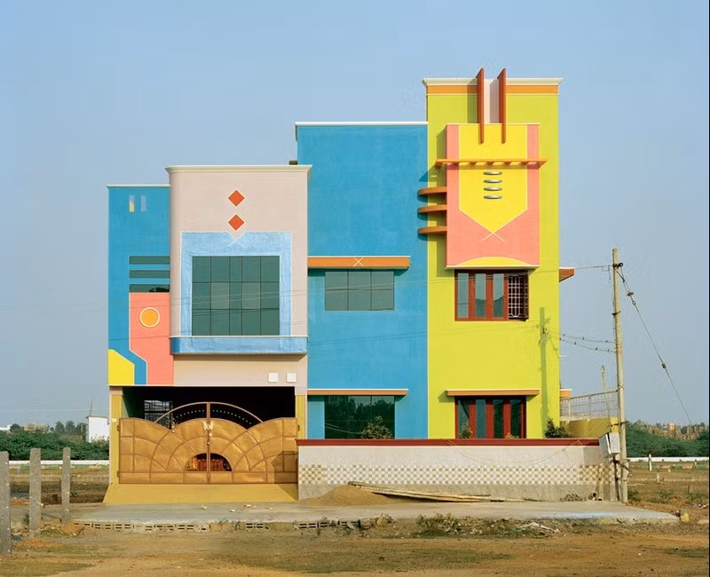 Dãy những ngôi nhà nhiều màu sắc ở thị trấn Tiruvannamalai được sơn bên ngoài với những màu sắc tươi sáng.