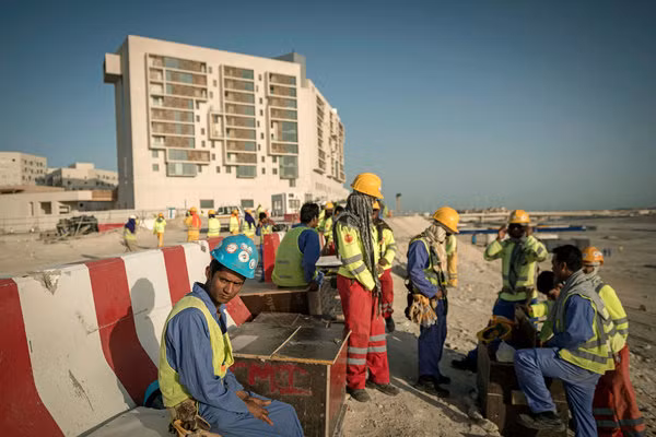 Theo BBC, tốc độ tăng trưởng kinh tế và thị trường bất động sản của Dubai khó có thể đạt được con số ấn tượng như hiện nay nếu không có hàng triệu lao động chân tay nhập cư. Những người lao động phải làm việc suốt ngày đêm để hoàn thành các công trình, nhưng chỉ được nhận mức lương chưa đầy 120 EUR/tháng (khoảng 2,8 triệu đồng).