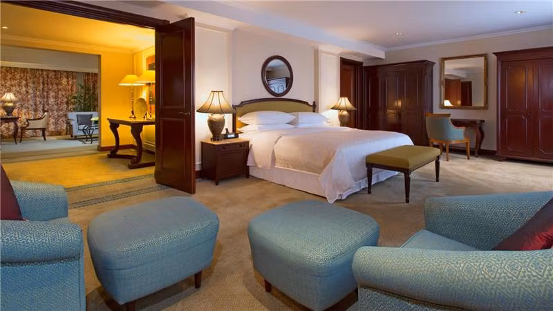 299 phòng của khách sạn đều trang bị các tiện nghi như két sắt, tủ đồ ăn uống nhẹ, phòng tắm bồn và tắm hoa sen riêng, bàn, áo choàng tắm.