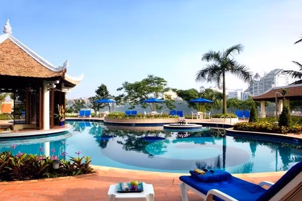 Khách sạn Sheraton Hà Nội cách trung tâm thành phố khoảng 5km và các sân bay khoảng 25 phút di chuyển bằng ô tô.