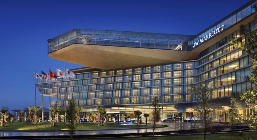 Các phòng của JW Marriott đều được trang bị truyền hình vệ tinh màn hình phẳng, minibar, phòng tắm riêng có bồn tắm/vòi sen, máy sấy tóc và đồ vệ sinh cá nhân miễn phí. Các phòng có tầm nhìn ra quang cảnh hồ nước.