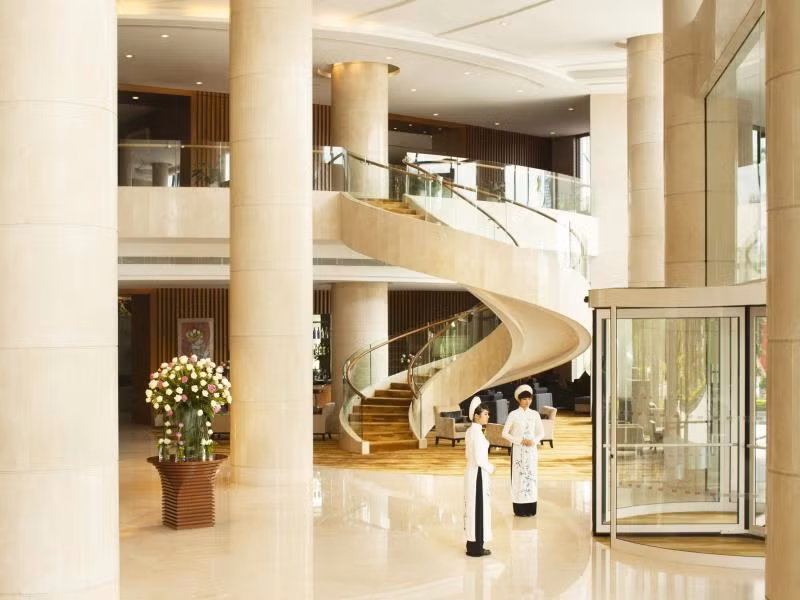 Crowne Plaza chính là nơi Đội tuyển Việt Nam đã đóng quân tại AFF Cup 2014 vừa qua. Khách sạn Crowne Plaza Hà Nội là một trong ba khách sạn lớn thuộc tập đoàn InterContinental Hotels Group (IHG) tại Việt Nam.