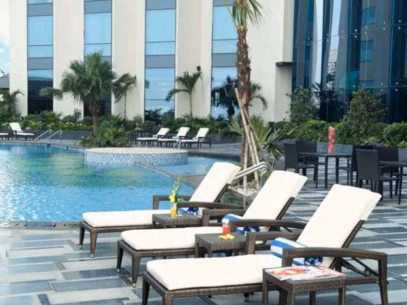 Nằm ngay trên đường Lê Đức Thọ và chỉ cách sân Mỹ Đình 500m, khách sạn đạt tiêu chuẩn 5 sao này đã nhận được nhiều thiện cảm của đại diện bên phía Man City.