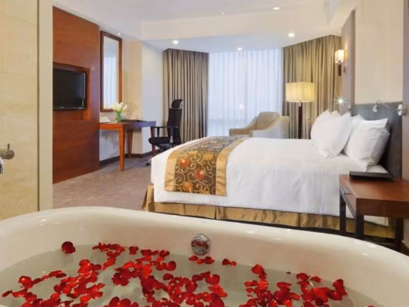 Hệ thống 393 phòng của khách sạn Crowne Plaza thể hiện đẳng cấp sang trọng, hiện đại bằng thiết kế tinh tế, bằng những đồ nội thất và tiện nghi cao cấp bậc nhất. Khách sạn còn có một hệ thống đầy đủ các dịch vụ tiêu chuẩn quốc tế như nhà hàng, bar, phòng gym...