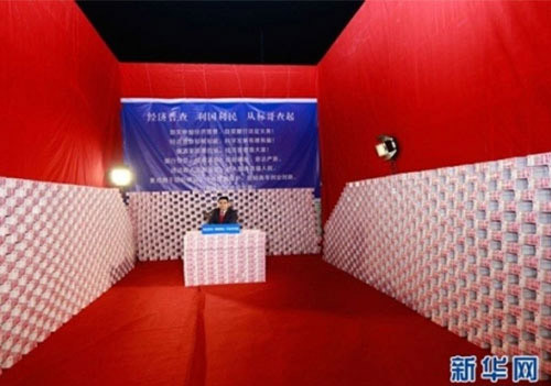 Để vận chuyển “núi” tiền mặt này tới phòng ghi hình, ông Chen đã phải thuê một chiếc xe tải lớn và 20 nhân viên làm việc suốt 5 giờ mới phủ hết số tiền trên xung quanh studio.