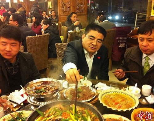 Hồi năm 2012, vị đại gia Trung Quốc này từng gây sốc khi dẫn 40 nhân viên đi ăn đồ thừa tại nhà hàng ở thành phố Nam Kinh. Ông Chen cho biết, đây là hành động hưởng ứng chiến dịch tiết kiệm đồ ăn rầm rộ khắp nước Trung Quốc thời điểm đó.