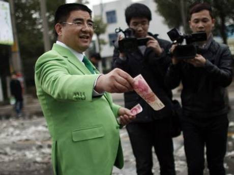 Tháng 6/2014, ông Chen đã mua hẳn một trang quảng cáo song ngữ trên tờ New York Times để in lời mời những người Mỹ có hoàn cảnh nghèo khó tới nhận bữa trưa miễn phí và tiền mặt do ông Chen tài trợ. Bữa tiệc kết thúc trong hỗn loạn vì những người đến dự không nhận được 300 USD như được hứa.