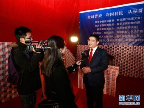 Ông Chen Guangbiao vốn là một doanh nhân kiêm nhà từ thiện có tiếng người Trung Quốc với nhiều chiêu trò đình đám. Hồi năm 2013, vị triệu phú này đã trang trí phòng ghi hình tạm thời tại Nam Kinh, tỉnh Giang Tô, bằng 16 tấn tờ tiền 100 nhân dân tệ để quảng bá cho cuộc thống kê kinh tế quốc gia.