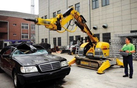 Vào 9/2011, triệu phú lắm chiêu này từng khiến báo giới tốn nhiều giấy mực đưa tin về việc tự tay phá hủy chiếc Mercedes Benz đắt tiền. Ông Chen giải thích hành động đập tan chiếc Mercedes-Benz của mình để thúc đẩy cuộc sống xanh. Tuy nhiên, một số người đã chỉ trích hành động đập nát xe hơi này chính là một màn biểu diễn để khoe khoang sự giàu có.