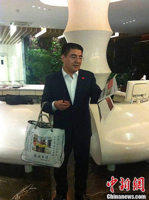 Cũng trong năm ngoái, ông đã gây xôn xao khi bày tỏ ý định mua lại tờ New York Times với mục đích gắn kết mối quan hệ giữa Mỹ và Trung Quốc tuy nhiên không thành công.