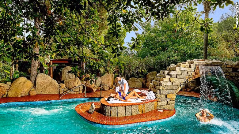 Tiếp đến là spa Thalasso del Forte tại khách sạn Forte Village Resort (Sardinia, Italy): Spa này có tới 20 phòng trị liệu, 5 hồ nước muối đậm đặc và 40 nhà trị liệu chuyên nghiệp phục vụ du khách.