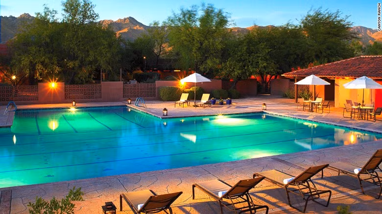 The Spa tại Canyon Ranch (Tucson, Arizona, Mỹ): Spa rộng lớn này nằm ở một trang trại khổng lồ dưới chân dãy núi Santa Catalina tuyệt đẹp. Spa có bốn bể bơi và có cả máy tập chạy bộ dưới nước.