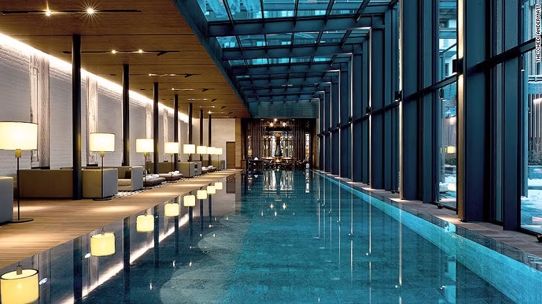 Spa tại khách sạn The Chedi Andermatt (Andermatt, Thụy Sĩ): Spa ở Thụy Sĩ này cũng cung cấp 12 phòng trị liệu, một hồ bơi mái kính trong nhà, phòng tắm xông hơi, bể ngâm nước nóng, phòng tắm hơi nước muối...