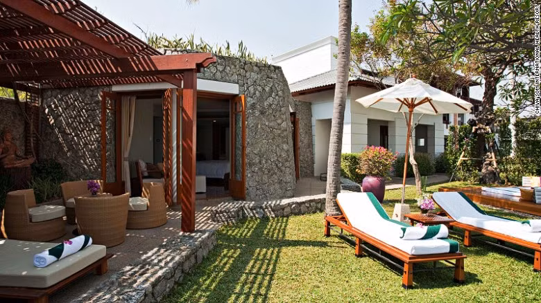 Spa tại Chiva Som International Health Resort (Hua Hin, Thái Lan): Nơi đây có tới hơn 200 phương pháp trị liệu spa để du khách lựa chọn. Ngoài ra, nó còn có một đội ngũ nhân viên hùng hậu gồm các bác sĩ, chuyên gia dinh dưỡng, châm cứu, vật lý trị liệu...