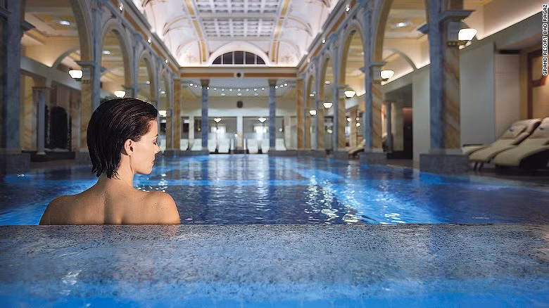 Thermal Spa, khách sạn Grand Resort Bad Ragaz (Bad Ragaz, Thụy Sĩ): Đây là một trong những spa hàng đầu tại Thụy Sĩ với 12 phòng spa cao cấp, phòng tắm hơi, phòng trị liệu, bồn tắm nước suối... Đội ngũ 70 bác sĩ và chuyên gia tại spa này sẽ mang đến cho du khách cảm giác thoải mái nhất.