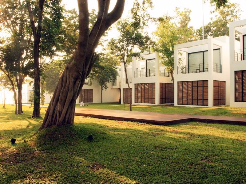 Khuôn viên của khách sạn được trồng rất nhiều cây xanh tạo sự gần gũi, yên bình.