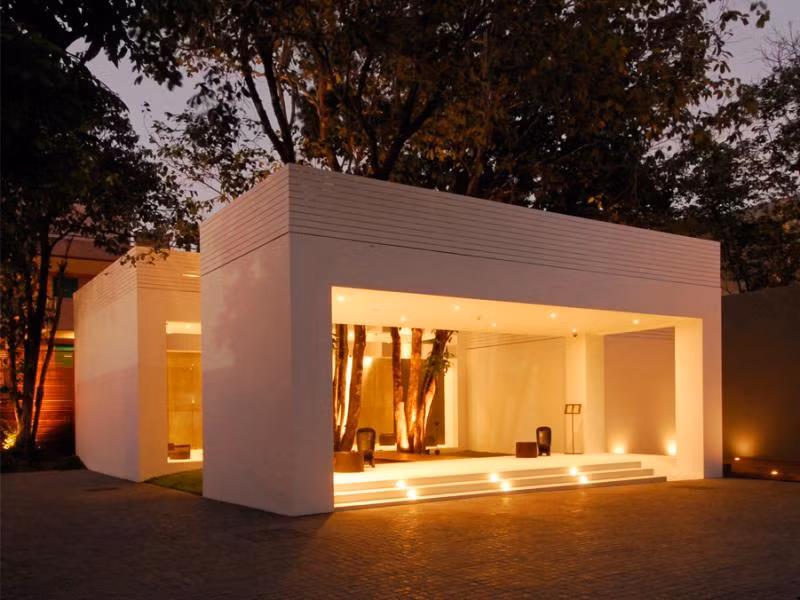 Không gian về đêm được trang hoàng bằng những ánh đèn lộng lẫy.