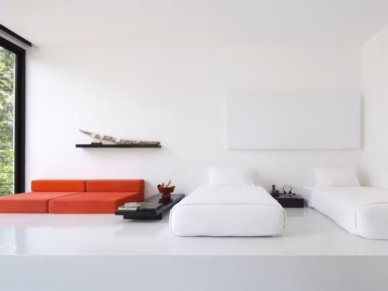 Phòng ngủ trong khách sạn mang phong cách hiện đại với các màu nội thất chủ đạo là đỏ đen trắng.