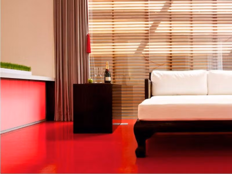 Nổi bật giữa nền gạch đỏ là những món đồ nội thất trắng-đen.