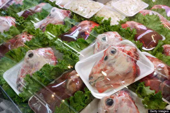 Siêu thị còn bán cả đầu cừu tươi sống.