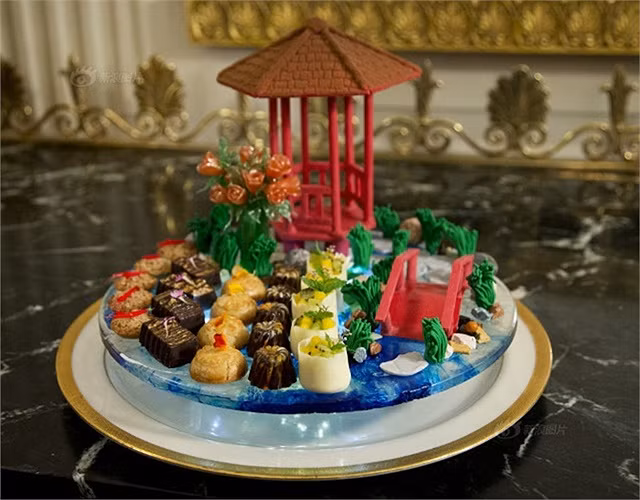 Các món ăn được trang trí cầu kỳ.