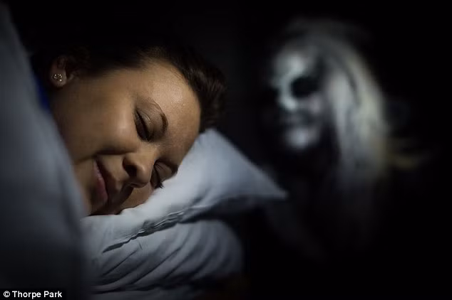 Rung minh quai vat nup duoi gam giuong khach san