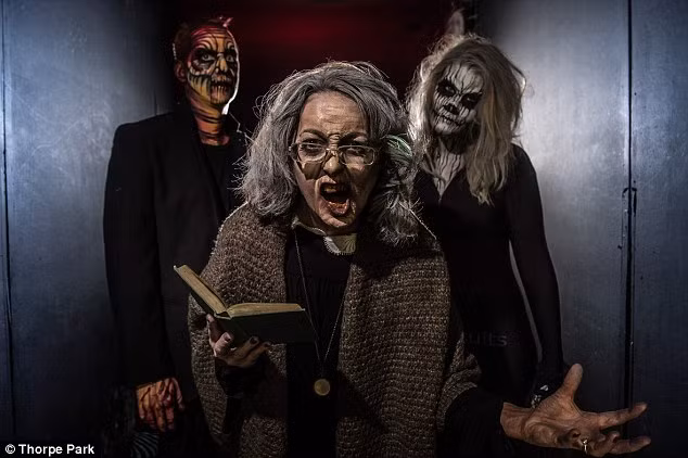 Tuy nhiên, những điều đáng sợ vẫn chưa kết thúc. Khi đã tìm thấy những tấm ảnh, du khách sẽ lại bị bắt cóc, cho vào bao tải và nhốt vào một chiếc xe. Chiếc xe này có nhiệm vụ đưa họ về khách sạn.