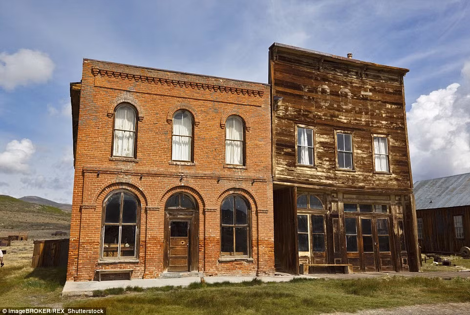 Khung cảnh tiêu điều của khách sạn bỏ hoang Dechambeau ở California, Mỹ.