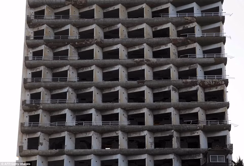 Khi Thổ Nhĩ Kỳ chiếm đóng miền bắc Sip năm 1974, cư dân địa phương ã ồ ạt bỏ đi nơi khác khiến khu nghỉ dưỡng biến thành nơi bỏ hoang suốt 40 năm qua.