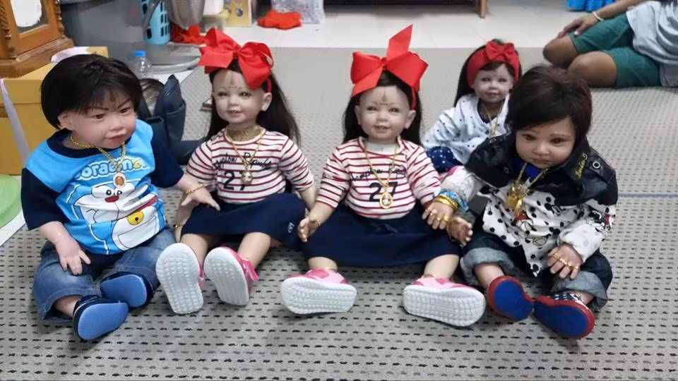 Hiện, những con búp bê Look Thep được rao bán rầm rộ trên nhiều trang mạng Thái Lan với giá dao động từ 1,3 triệu - 10 triệu đồng, tùy thuộc vào chất lượng sản phẩm.