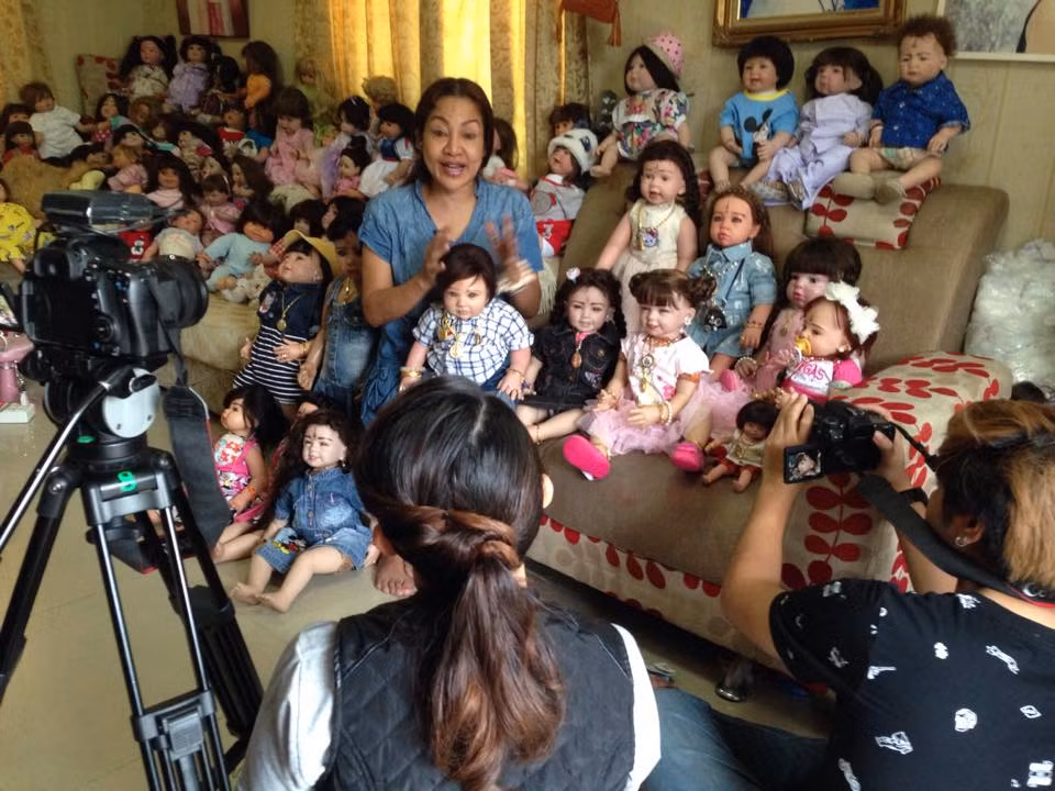 Người phụ nữ có tên Mae Ning còn có cả một bộ sưu tập búp bê Look Thep và bà đã lập nên một câu lạc bộ trên mạng trực tuyến.