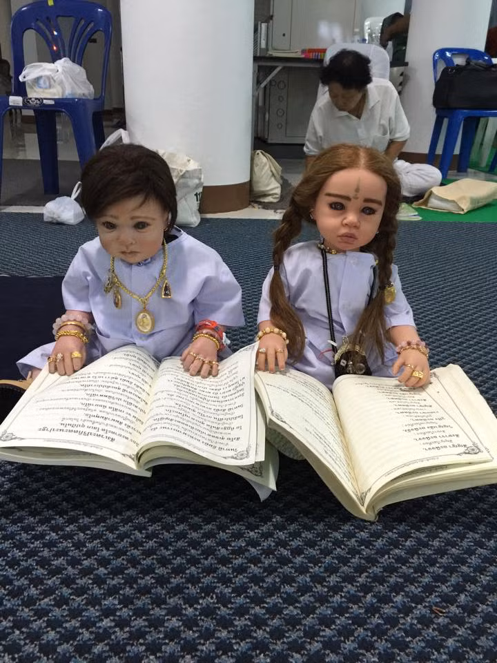 Theo trang Coconuts Bangkok, người ta tin rằng những con búp bê có tên Look Thep, hay còn gọi là “Chúa Nhỏ” là nơi trú ngụ của các hồn ma trẻ con. Loại búp bê tâm linh này sẽ giúp người sở hữu được bình an, tránh được rủi ro và làm ăn phát đạt.