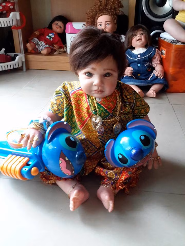 Thậm chí, nhiều người còn mua đồ chơi, trang sức đắt tiền để đeo cho búp bê Look Thep để cầu may mắn hơn.