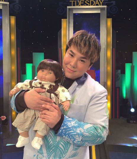 DJ nổi tiếng Thái Lan Bookkoh Thannatchayapan (ảnh) cũng từng có một con búp bê bùa ngải có tên Wansai. Bookkoh cho rằng kể từ khi có con búp bê, anh gặp nhiều may mắn hơn và công việc cũng thuận lợi hơn. Vì tin rằng con búp bê đã mang đến may mắn cho mình nên Bookkoh nâng niu Wansai như con đẻ của anh.