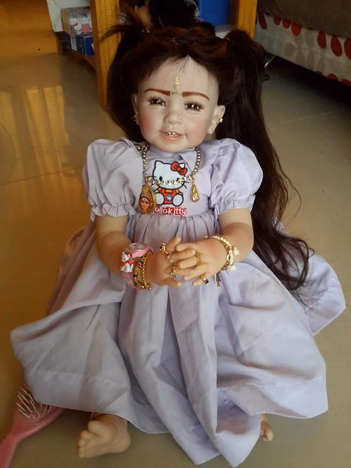 Một con búp bê Look Thep được chủ nhân đeo cho rất nhiều trang sức vàng để cầu tiền tài, sung túc.