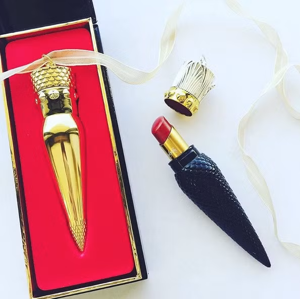 Mỗi thỏi son được ví như "viên đá quý trong kho báu của Alibaba, khiến ai cũng khao khát có nó". Bộ sưu tập có ba loại kết cấu: Silky Satin, Sheer Voile và Velvet Matte, đồng thời có 38 màu khác nhau, lấy cảm hứng từ những đôi giày và túi xách của hãng. Các tông màu được yêu thích nhất có hồng đậm, rượu vang, màu nude và màu đỏ - biểu tượng của Louboutin.