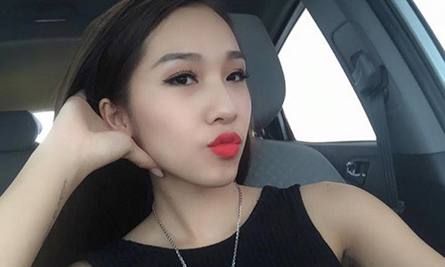 Nữ ca sĩ Emily cũng nhanh tay sắm cho mình một thỏi Louboutin để bắt kịp xu hướng.