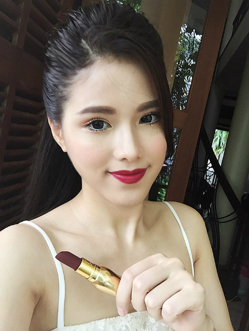 MC Bảo Linh cũng sắm cho mình một thỏi Louboutin màu đỏ đun trầm sang chảnh.