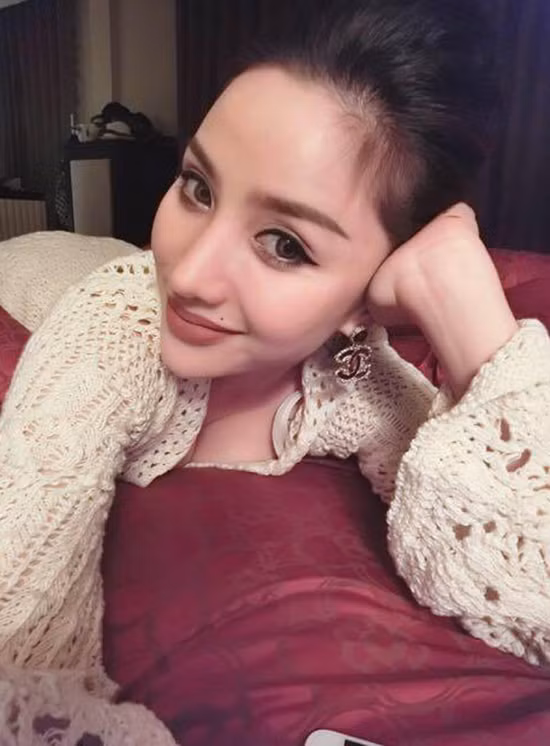 Hot girl Meomeo sắm một lúc hai thỏi Louboutin với những tông màu trầm, tôn lên vẻ sang trọng, quyến rũ của gương mặt.