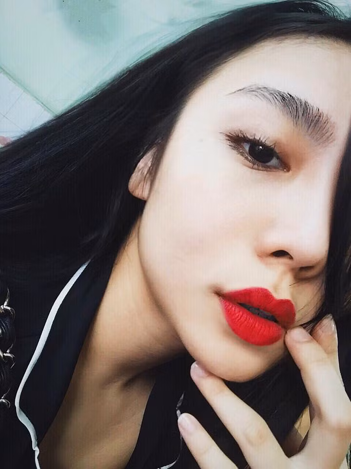 Cô nàng sành điệu TrangTrang Trần cũng săn đón dòng thỏi son Louboutin từ rất sớm và vừa nhận được sản phẩm cách đây vài ngày.