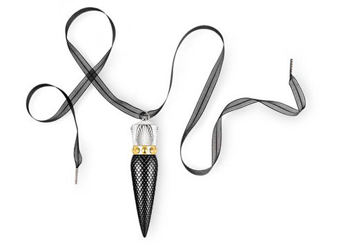 Thiết kế của mỗi cây son Louboutin được tạo hình giống viên đạn với một đầu nhọn màu đen hoặc vàng ánh kim, phần nắp được làm bằng kim loại. Trên nắp có một lỗ nhỏ, có thể luồn một sợi dây qua làm dây chuyền, đeo như một loại trang sức, thuận tiện cho phái đẹp khi mang đi chơi.