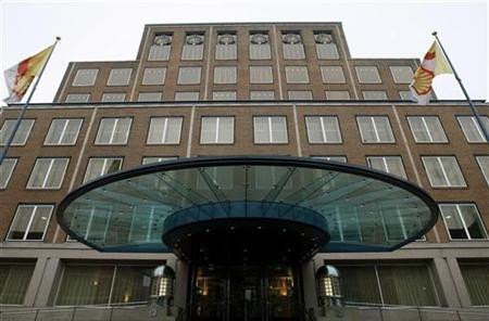 Royal Dutch Shell là công ty xăng dầu của Anh và Hà Lan, có trụ sở tại Hague, Hà Lan, dù trụ sở đăng ký của nó là ở London. Công ty đã có mặt tại hơn 90 quốc gia, với hơn 44.000 trạm dịch vụ trên toàn thế giới. Royal Dutch Shell tham gia toàn bộ quá trình, từ thăm dò, sản xuất và tinh chế dầu cho tới phân phối và tiếp thị dầu.