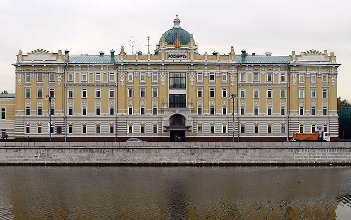 Tập đoàn dầu khí Rosneft là công ty nhà nước dẫn đầu trong ngành công nghiệp dầu khí Nga. Rosneft đã trở thành công ty khai thác và lọc dầu hàng đầu của Nga sau khi mua tài sản khổng lồ của công ty dầu quốc gia Yukos. Trụ sở của Rosneft tại Balchug gần điện Kremlin bên bờ sông Moskva.
