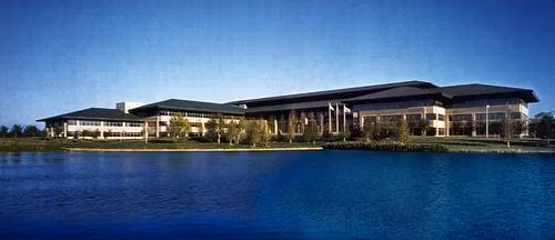 ExxonMobil (tên chính thức Exxon Mobil Corporation) là một tập đoàn dầu khí đa quốc gia của Mỹ, có tổng doanh thu lớn nhất thế giới với 404,5 tỷ USD năm 2007, lợi nhuận 40,6 tỷ USD (2007). Đây là tập đoàn dầu khí lớn nhất nhì thế giới với sản lượng dầu thô hàng ngày khai thác 6,5 triệu thùng. Trụ sở hoành tráng của tập đoàn này nằm ở Irving, Texas (Mỹ).