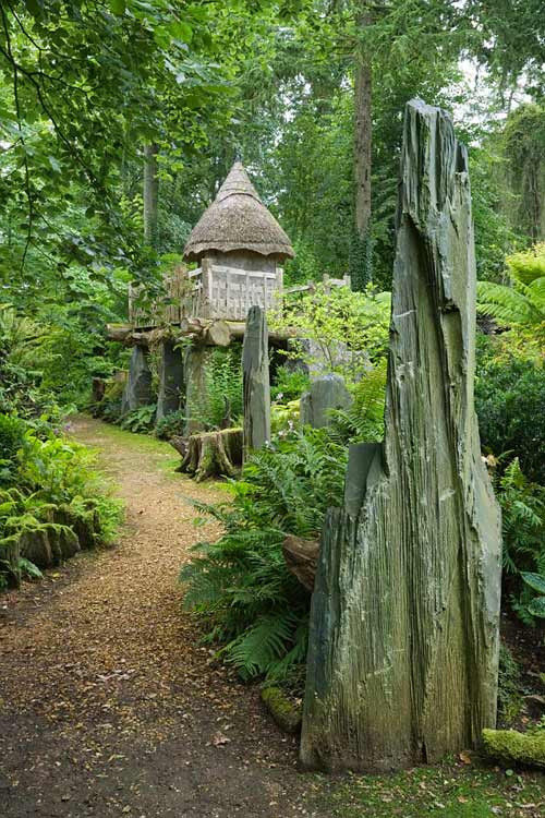 Bên trong ngôi nhà cây dành cho Hoàng tử nhí nước Anh George có đầy đủ giường, tủ và sàn bằng gỗ sồi giữa đồng cỏ hoa dại để cậu bé nghỉ ngơi khi đi dạo.