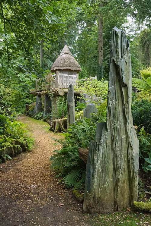 Bên trong ngôi nhà cây dành cho Hoàng tử nhí nước Anh George có đầy đủ giường, tủ và sàn bằng gỗ sồi giữa đồng cỏ hoa dại để cậu bé nghỉ ngơi khi đi dạo.